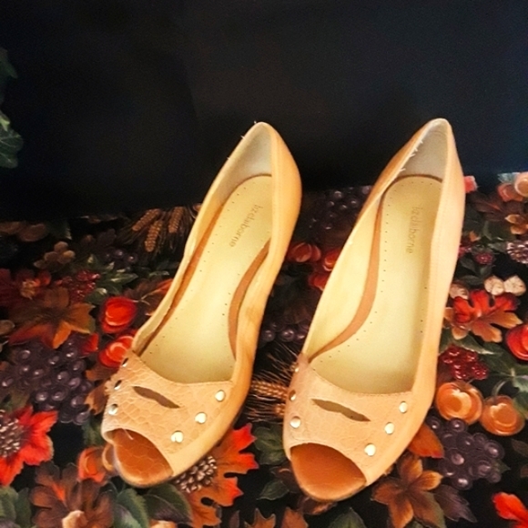 Liz Claiborne Tan Wedges - Picture 4 of 10